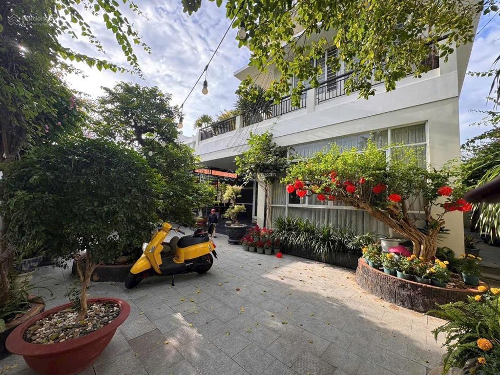 Bán biệt thự 3 tầng ngang 16m rộng thoáng kđt vcn phước hải nha trang