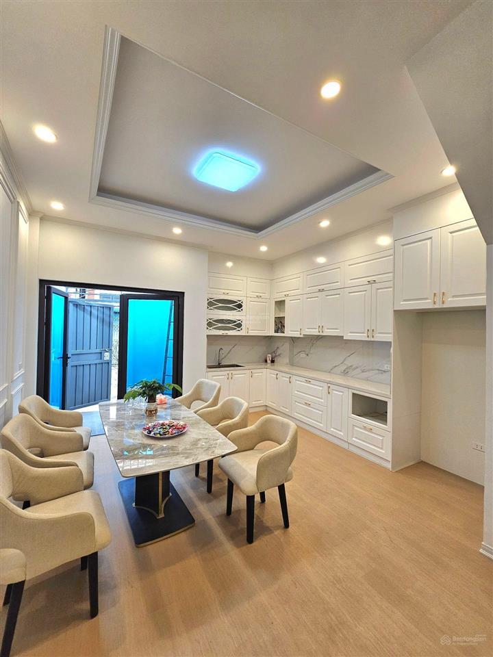 Giá tốt. 150tr/m có ngay nhà 4 tầng, 68m, ô tô đỗ cửa, 02 mặt thoáng thạch bàn, long biên