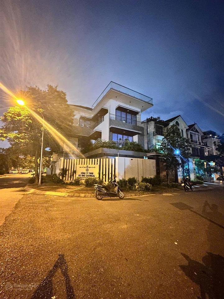 Biệt thự mặt phố 240m2 lô góc thang máy mặt tiền 28m mặt vườn hoa giá siêu tốt