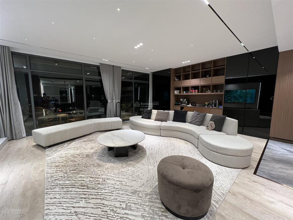 Bán căn 4 phòng ngủ 210m² giá 17 tỷ, ban công đông nam thoáng mát, trục đẹp nhất tòa discovery