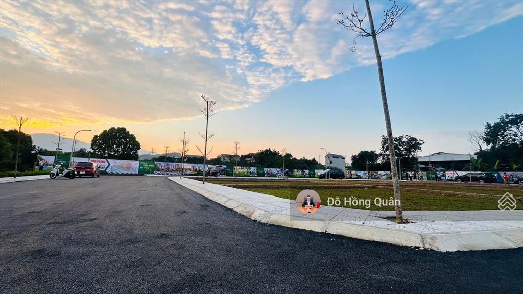Hàng vip lô góc 100m2 thổ cư trung tâm thôn 7 phú cát,cách ql21 300m,oto vào đất,tiềm năng đầutư x2