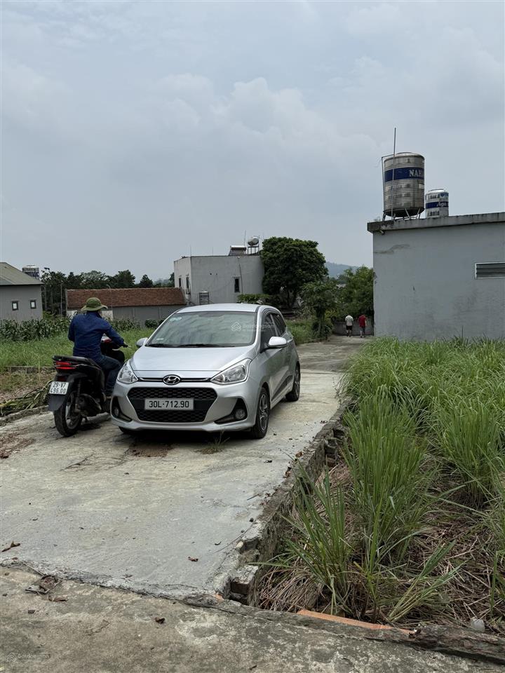 100m thổ cư mà giờ này giá chỉ có 2 tỷ thôi anh chị ạ. những mảnh xung quanh ít nhất cũng 2,5 tỷ