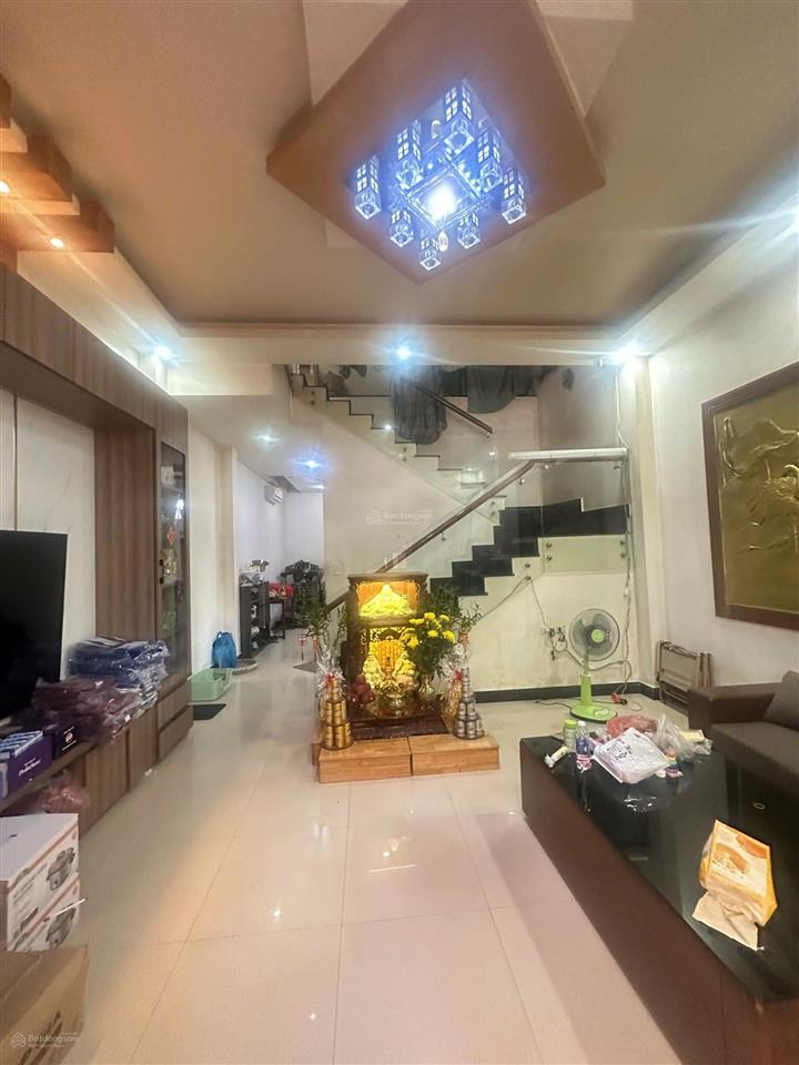 Cần chuyển nhượng nhà hai tầng dt 100m2 ngang 5m. đường 7m5