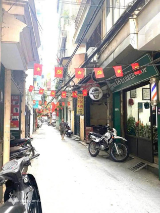 Bán nhà Cầu Giấy - 42m2, 4 tầng - 11 tỷ - Gần ô tô - Ngõ thông - Sẵn nội thất - Nở hậu