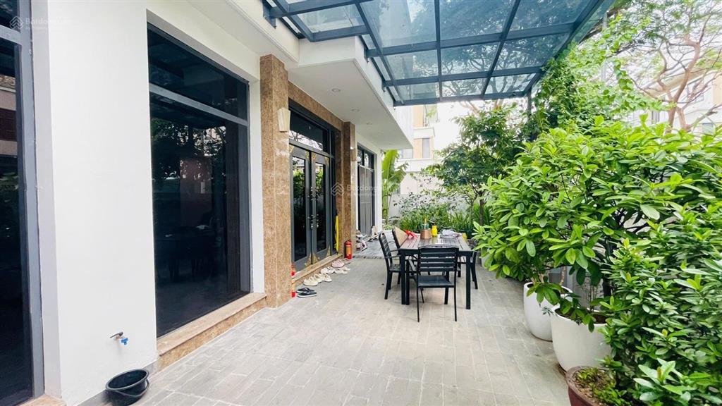 Biệt thự lô góc 208m mặt tiền 27.7m. nhà đẹp ở luôn. kinh doanh văn phòng. 0989 388 ***