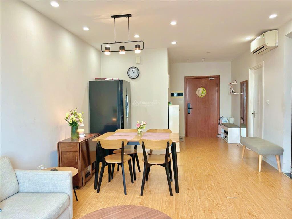 Ban công đn mát mẻ. căn 2n view đẹp, 65m² thông thủy. nội thất và cửa giữ gìn. cần bán.