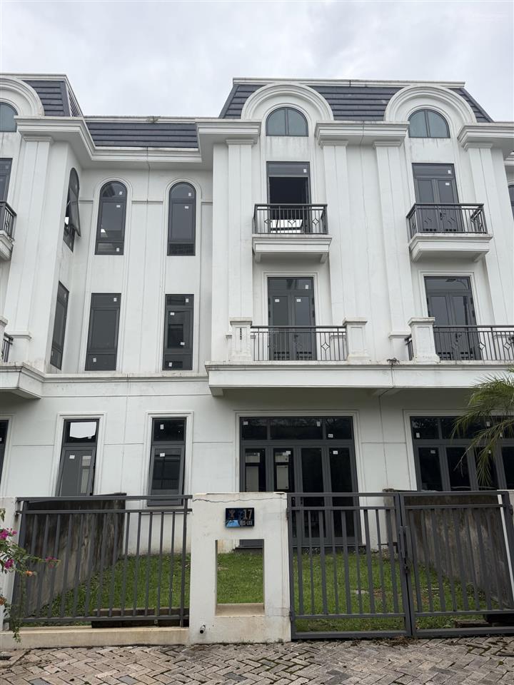 Chính chủ cần bán liền kề crown villas sổ hồng sẵn sàng giao dịch