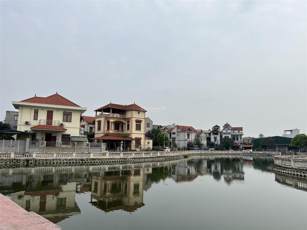 Chủ tha thiết bán 125m2 bát khối đông dư. 2 thoáng, ngõ thông, ô tô tránh, vỉa hè. view hồ