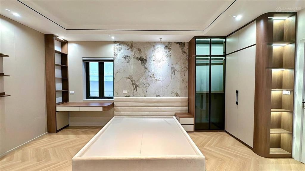 Hoàng văn thái. 50m². 6 tầng thang máy. mặt tiền 8.4m. 12 tỷ.
