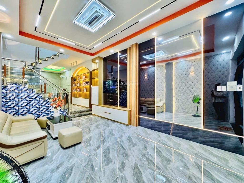 Cần gấp bán nhà phạm văn bạch, p12, gò vấp hxh 5m, 3 tầng btct, 70m2, vuông 4*18, sân đậu xe rộng