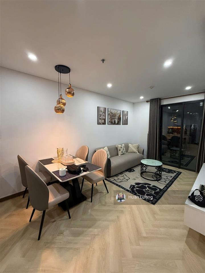 Kẹt tiền bán gấp căn 2pn2wc ban công hướng đông nam view q1, giá rẻ hơn thị trường 1tỷ. 0909 253 ***