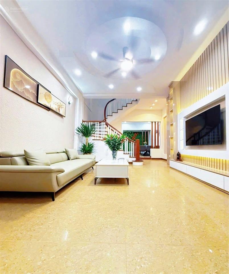 Do chuyển công tác nên em cần bán căn nhà gần cầu vĩnh tuy, bên long biên 75m2 x 4 tầng 9 tỷ