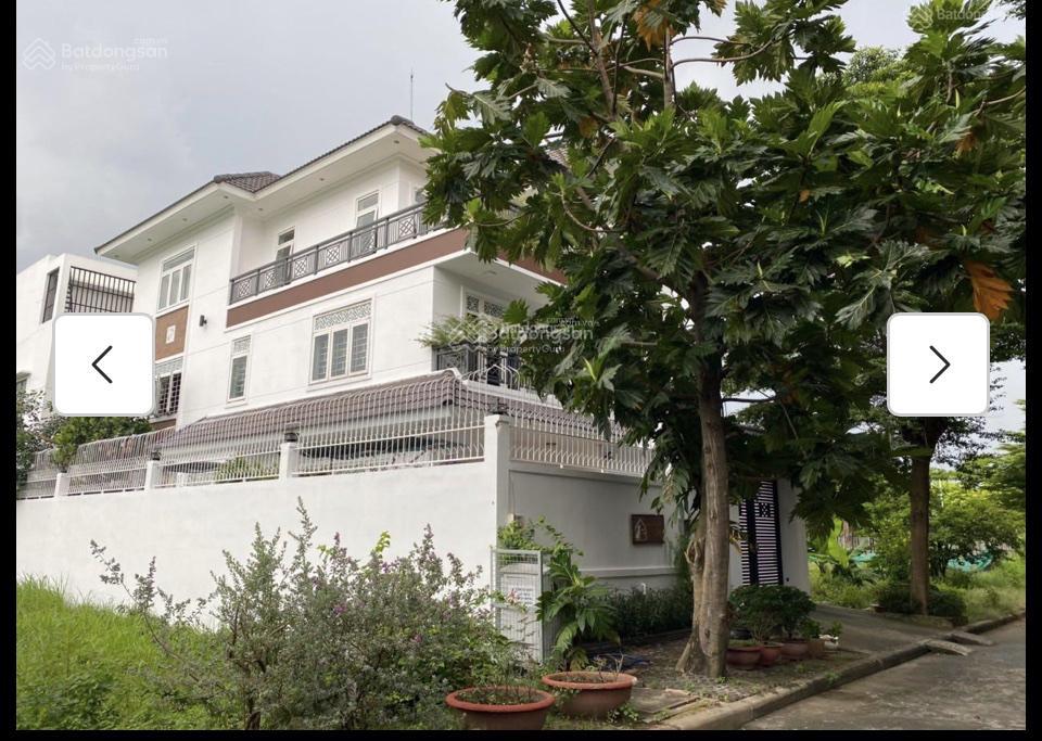 Bán nhà biệt thự 200m2 nội thất đẹp đối diện công viên đang có hợp đồng thuê giá 21,5 tỷ