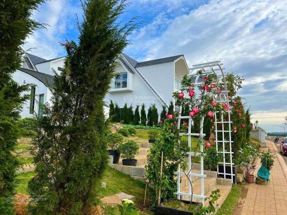 Villa nghỉ dưỡng chuẩn nhật tại tp bảo lộc. có ban quản lý, hồ bơi, nhà hàng, quán cafe, vườn rau