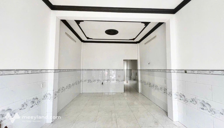 Nhà 2 tầng, ngang 4m, kết cấu 1 trệt, 1 lầu, 2 phòng ngủ 1 vệ sinh, phòng khách, bếp, sân thượng
