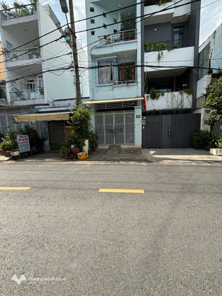 Nhà 1 triệt, 1 lầu 1 sân thượng xây chắc chắn gồm 4 ngủ, 3 vệ sinh có ban công, bếp, phòng khách