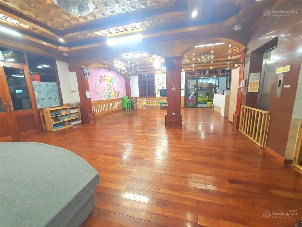Bán gấp biệt thự vườn đào dt242m, 6 tầng có thang máy, giá chỉ 144 tỷ.