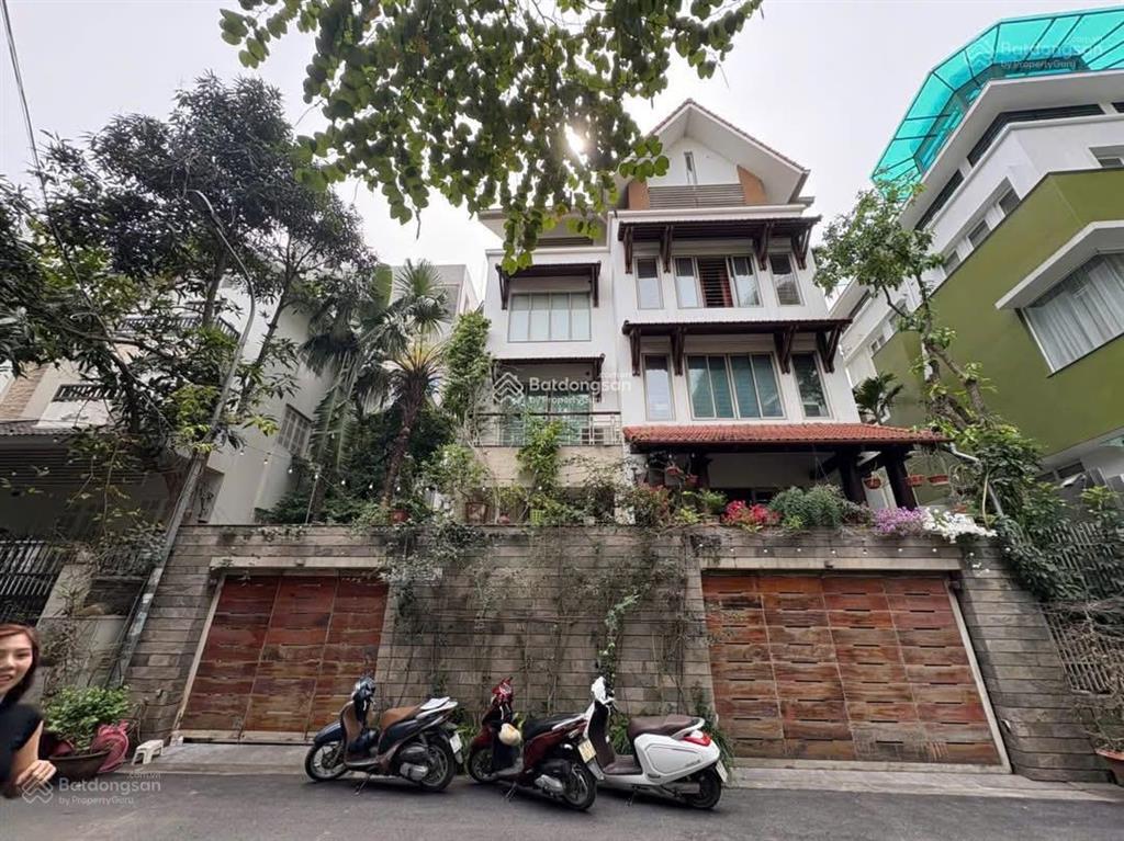 Bán gấp biệt thự vườn đào dt242m, 6 tầng có thang máy, giá chỉ 144 tỷ.