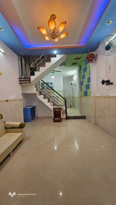 Nhà 1 trệt 2 lầu có tum và 4 phòng ngủ, nhà rất cứng cáp, sơn lại là đẹp