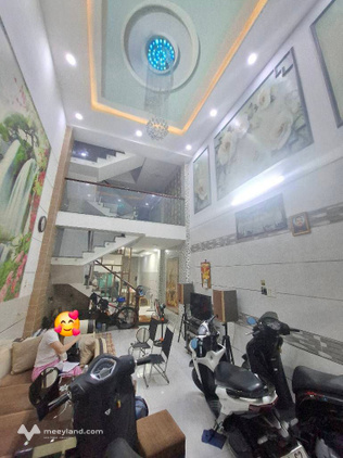 Kết cấu số tầng 5 gồm 1 trệt, lửng, 2 lầu, ban công, sân thượng, đúc bê tông cốt thép chắc chắn