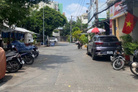 Kết cấu 2 tầng bê tông cốt thép, gồm sân để xe, phòng khách, bếp, 2 phòng ngủ, ban công thoáng mát