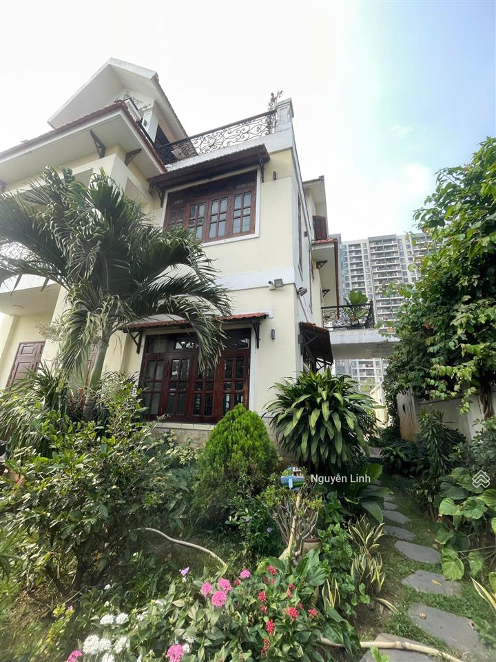 Bán căn biệt thự hồ bơi sân vườn 384m2 tại khu dân cư đại học bách khoa q9 cũ tphcm