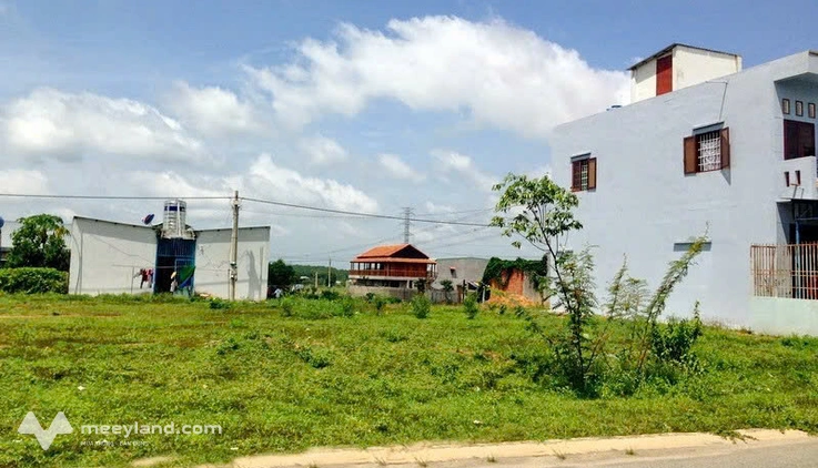 Nợ tiền nh bán gấp 200m2 đất thổ cư ngay sát bên chợ, trường học, dân đông, giá 180 triệu