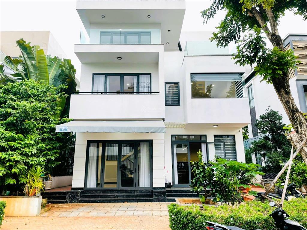 Bán biệt thự đơn lập full nội thất đẹp 42,5 tỷ 250m2. có sân vườn riêng. view sông thoáng.