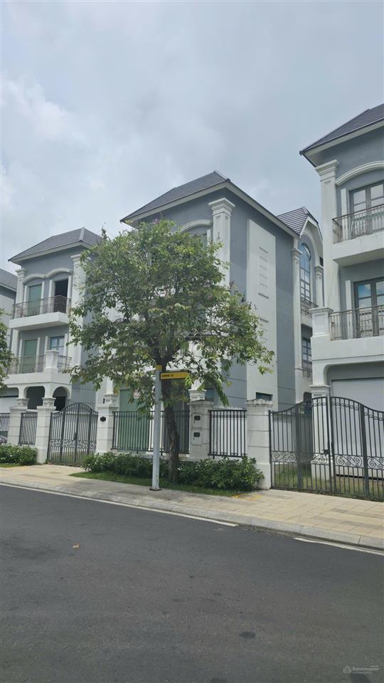 Bán căn biệt thự đơn lập giá 33 tỷ, căn trước mặt là công viên, trục đường thông.