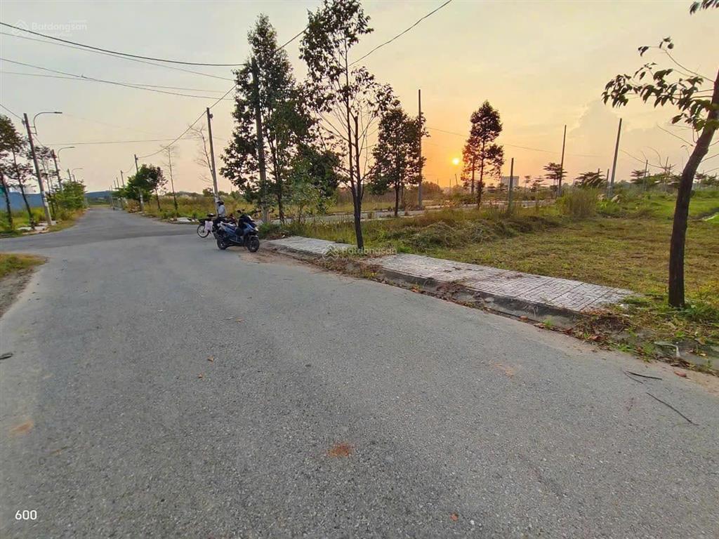 Bán nền 100m2 520 triệu đất hoàng phan thái mt nhựa 12m shr
