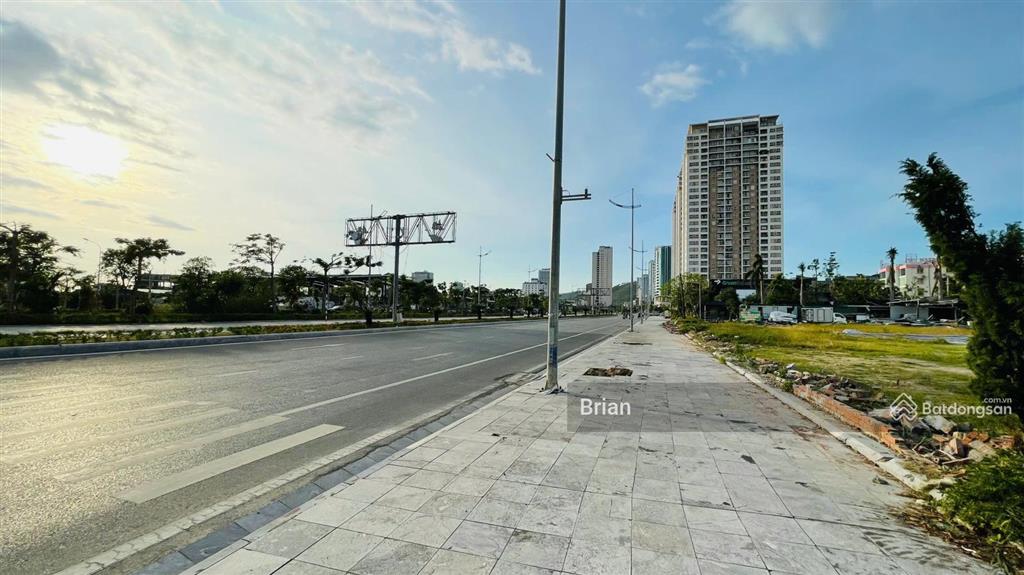 Chính chủ nhà khu vực hoàng quốc việt hạ long dt 1600m2, lô góc, 2 mặt phố, xd khách sạn