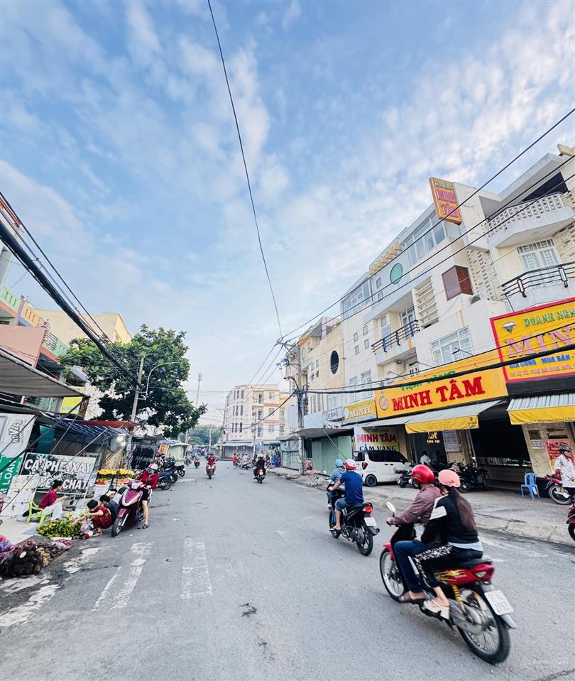 Mặt tiền chợ bà hom sầm uất ngày đêm kinh doanh nhiều lĩnh vực.