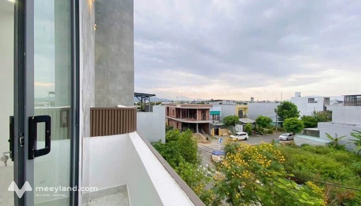 Nhà 3 tầng mặt tiền Hoà Xuân, giá chỉ 5 tỷ - Diện tích đất 100m²