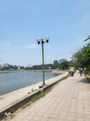Cần cho thuê nhà riêng mặt hồ Định Công gần sân bóng Định Công, có chỗ để ô tô trước nhà