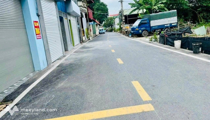 Bán nhà 2 tầng tại tổ dân phố Trại, Dị Sử, thị xã Mỹ Hào, đường trục chính kinh doanh, 2 ô tô tránh nhau thoải mái