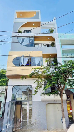 Bán nhà 5 tầng mặt tiền Hoàng Văn Thụ, trung tâm Quy Nhơn, giá 7.2 tỷ
