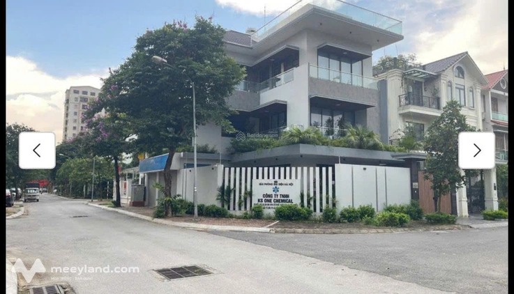 Biệt thự mặt phố - 240m2 –lô góc, thang máy - mặt tiền 28m - mặt vườn hoa – giá siêu tốt