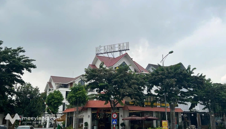 Siêu phẩm, lô góc 3 mặt đường, rộng 40m, 100m mặt hồ, cả khu chỉ có 1 căn siêu phẩm luôn anh chị ơi
