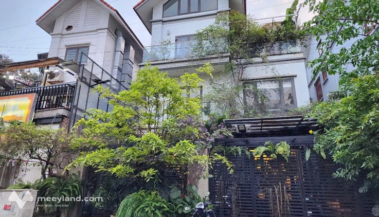 Siêu hiếm view hồ, cách hồ 20m, 220m2, 4 tầng, full nội thất, thang máy, vị trí đắc địa