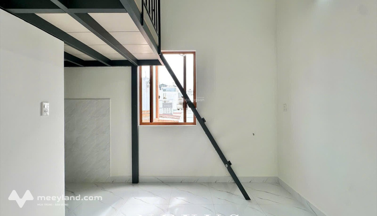 Phòng máy lạnh gác cao m8, cửa sổ lớn
