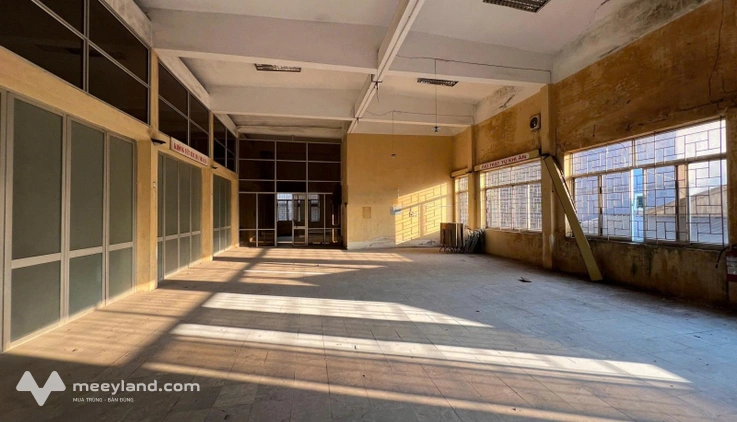 Cho thuê mặt bằng 89 Lạc Long Quân, 1610m2. Giá 130 nghìn/m2/th. Làm kho hàng, văn phòng....