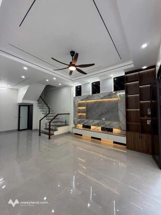 Căn nhà 3 tầng đẹp xây mới Nguyễn Khuyến, ngõ to rộng ô tô đỗ gần nhà