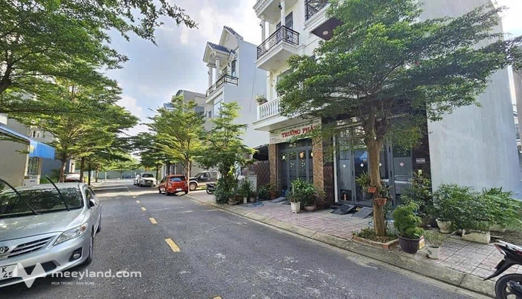 Cần tiền bán gấp lô đất 80m2 gần chợ Bình Chánh, sổ sẵn, 2,4 tỷ