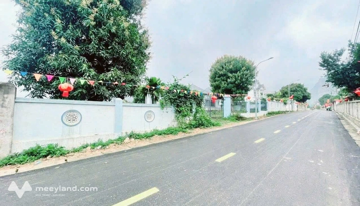 Mặt tiền bám trục đường nhựa trải affan - Sau đất bám sát mặt hồ Đồng Chanh
