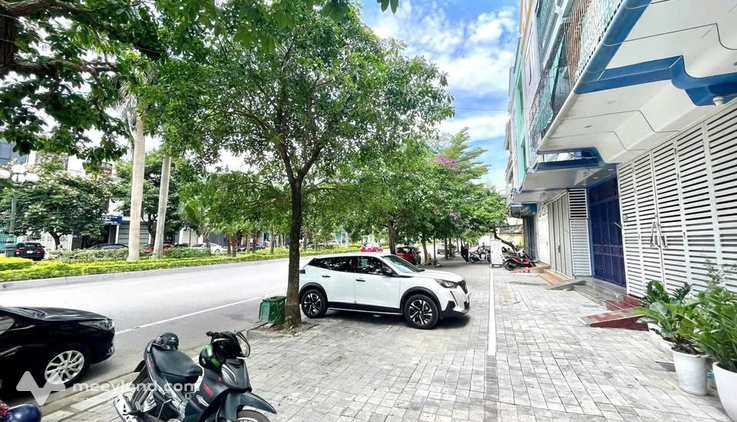 Nhà 3 tầng Lạc Long Quân - vỉa hè kinh doanh 8m