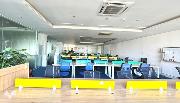 Cho thuê văn phòng 450 m² chỉ 234.000đ/m2/th, có sẵn bàn ghế vào làm ngay