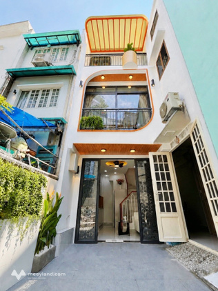 Bán nhà hẻm Hoàng Diệu, 49m2, 1 trệt, 2 lầu đúc, 3 phòng ngủ, giá 5,85 tỷ