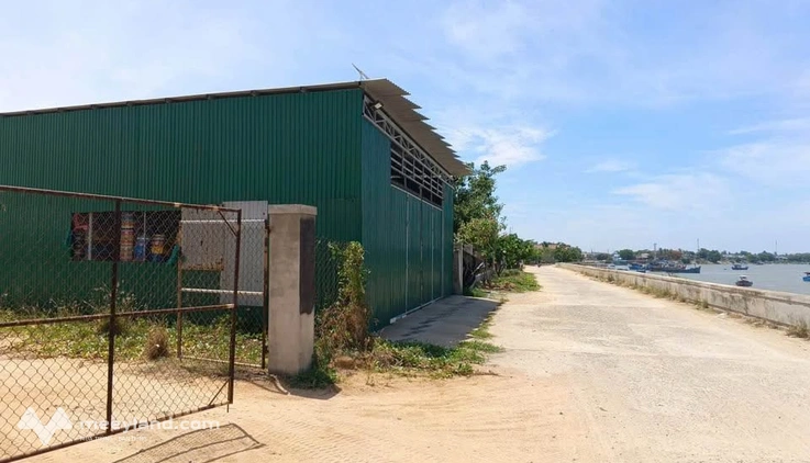 Bán đất nuôi trồng thủy sản có sẵn nhà tiền chế tại phường Mỹ Đông cũ, giá 4.2 tỷ