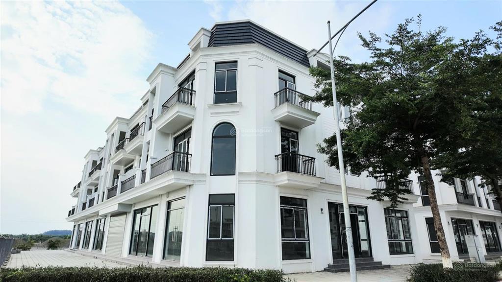 Căn góc liền kề 2 mặt tiền , 3 mặt thoáng hud mê linh central 159m, sổ đỏ trao tay