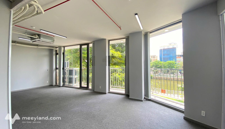 Văn phòng Hoàng Sa Q1 170m2 ngăn sẵn 2 phòng, ban công view 3 mặt sông thoáng